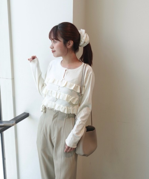ZOZOMARKET by ねっしー.（ゾゾマーケットバイネッシー）の「【インフルエンサー ねっしー.セレクト】ティアードフリルニットカーデ＆2WAYビスチェアンサンブル（カーディガン/ボレロ・レディース・アイボリー/ブラック・FREE）」の6枚目の写真