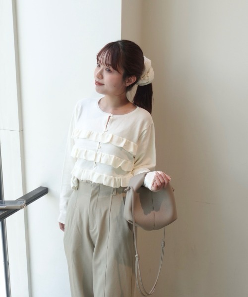 ZOZOMARKET by ねっしー.（ゾゾマーケットバイネッシー）の「【インフルエンサー ねっしー.セレクト】ティアードフリルニットカーデ＆2WAYビスチェアンサンブル（カーディガン/ボレロ・レディース・アイボリー/ブラック・FREE）」の7枚目の写真