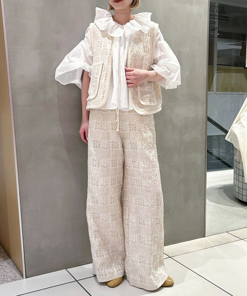 IENA LA BOUCLE(イエナラブークル)の「IENA LA BOUCLE フラワーJQストリングパンツ(その他パンツ・レディース・ベージュ・38/36)」の2枚目の写真