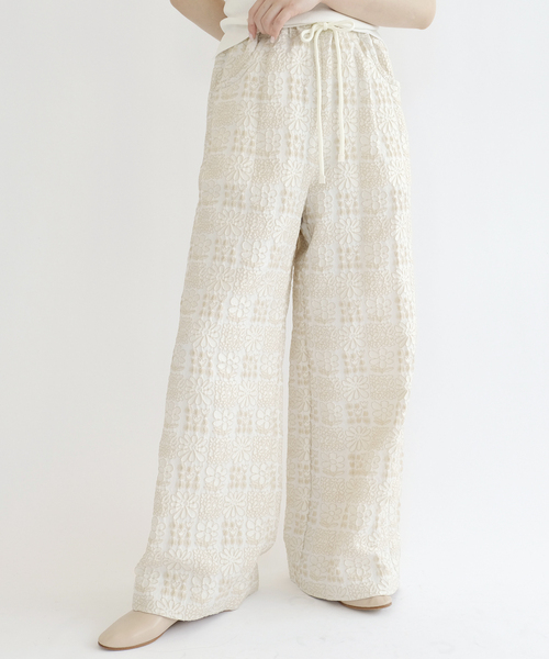 IENA LA BOUCLE(イエナラブークル)の「IENA LA BOUCLE フラワーJQストリングパンツ(その他パンツ・レディース・ベージュ・38/36)」の3枚目の写真