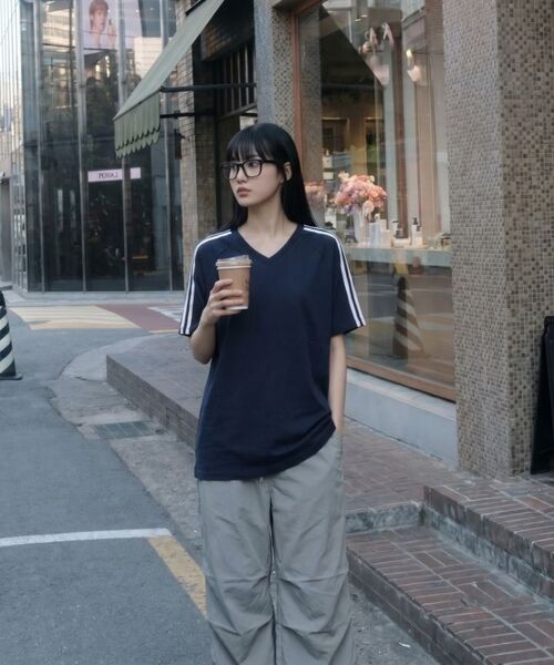 BASIC LABEL（ベーシックラベル）の「Zachary Track V-neck Short-sleeved T-shirt 4 Color [BLSV_1501]（Tシャツ/カットソー・レディース・ネイビー/ブラック/ピンク/アイボリー・SMALL/MEDIUM/LARGE/X-LARGE）」の7枚目の写真