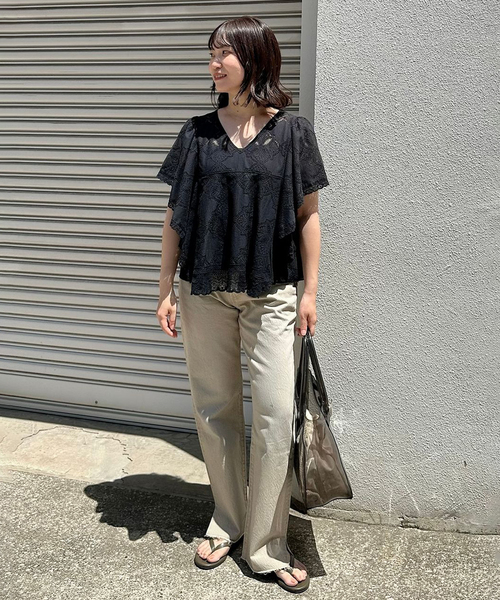 SLOBE IENA(スローブイエナ)の「《追加2》レースフリルVネックブラウス(シャツ/ブラウス・レディース・ブラック/アイボリー/ブラウン・FREE)」の4枚目の写真