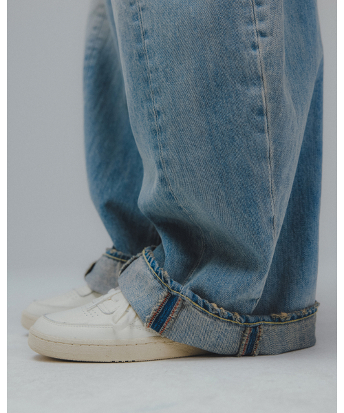 ANGLAN(アングラン)の「Panelled Barrel Denim Pants - Washed Blue(デニムパンツ・メンズ・その他・1/2)」の2枚目の写真