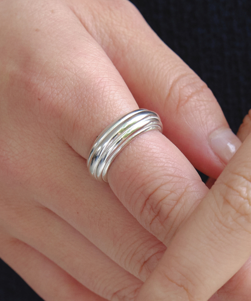 BYWEEKEND（バイウィーケンド）の「Tube ring（リング・レディース・シルバー・FREE）」の2枚目の写真