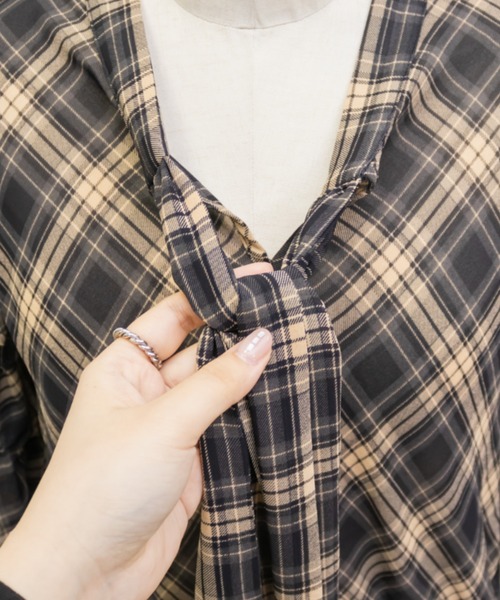 CLETTE(クレット)の「チェック柄リボンボウタイペプラムブラウス(シャツ/ブラウス・レディース・ネイビー/ブラック・LL/4L/3L)」の16枚目の写真