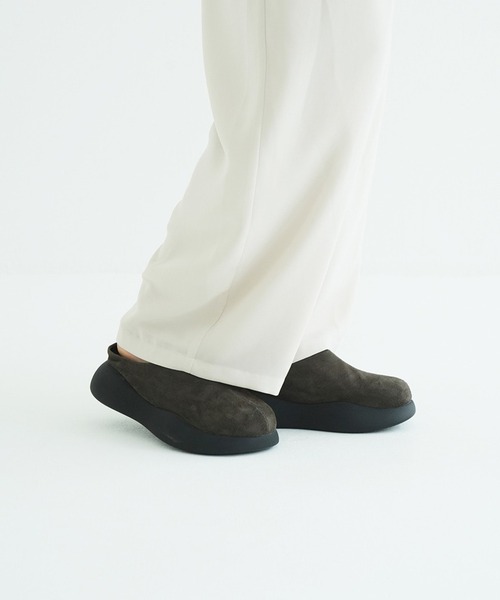 CLANE(クラネ)の「SUEDE PUFF SLIPONS(スリッポン・レディース・ブラウン/ブラック・S/M)」の2枚目の写真