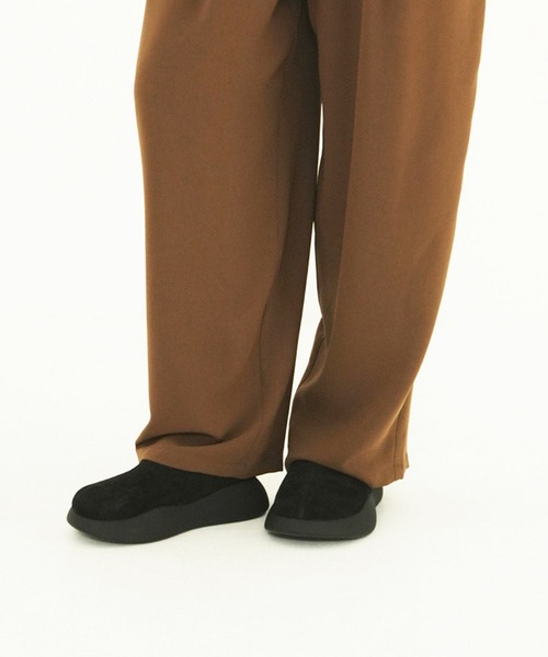 CLANE(クラネ)の「SUEDE PUFF SLIPONS(スリッポン・レディース・ブラウン/ブラック・S/M)」の4枚目の写真