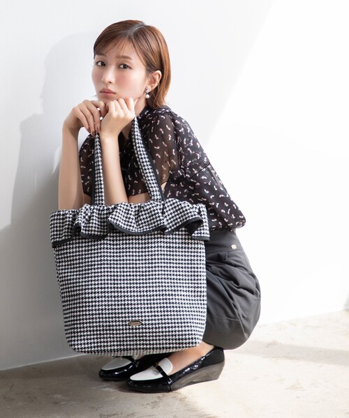 TOCCA(トッカ)の「COLOR OF WAVES BAG バッグ(トートバッグ・レディース・ブラック系/ブラック系5/ライトグレー系/ライトグレー系1/レッド系/ネイビー系・F)」の2枚目の写真