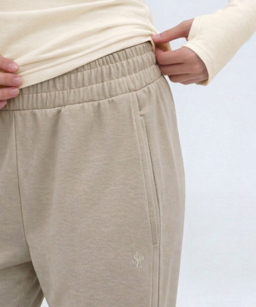 SLOUPLAY(スロープレイ)の「エアフレックススリムジョガーパンツ(2カラー)(スウェットパンツ・レディース・クリーム/ベージュ・SMALL/MEDIUM/LARGE)」の10枚目の写真