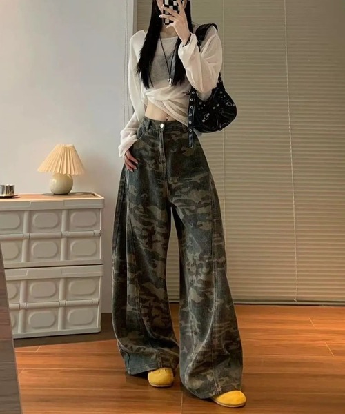 LUCPY(ラクピー)の「カモフラージュ柄ハイウエストワイドデニムパンツ(デニムパンツ・レディース・カモフラージュ・MEDIUM/SMALL/X-SMALL)」の1枚目の写真