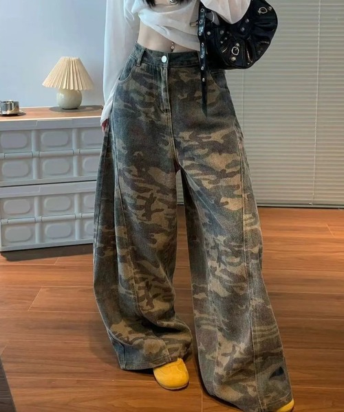 LUCPY(ラクピー)の「カモフラージュ柄ハイウエストワイドデニムパンツ(デニムパンツ・レディース・カモフラージュ・MEDIUM/SMALL/X-SMALL)」の3枚目の写真