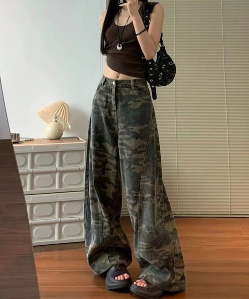 LUCPY(ラクピー)の「カモフラージュ柄ハイウエストワイドデニムパンツ(デニムパンツ・レディース・カモフラージュ・MEDIUM/SMALL/X-SMALL)」の4枚目の写真