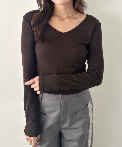 CLEA(クレア)の「Vネック細見え長袖トップス(Tシャツ/カットソー・レディース・レッド/チャコールグレー/ブラウン/ホワイト/ブラック・FREE)」の4枚目の写真