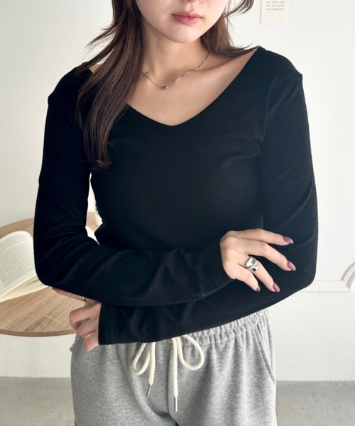 CLEA(クレア)の「Vネック細見え長袖トップス(Tシャツ/カットソー・レディース・レッド/チャコールグレー/ブラウン/ホワイト/ブラック・FREE)」の1枚目の写真
