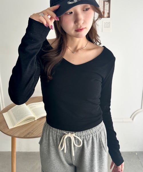 CLEA(クレア)の「Vネック細見え長袖トップス(Tシャツ/カットソー・レディース・レッド/チャコールグレー/ブラウン/ホワイト/ブラック・FREE)」の14枚目の写真