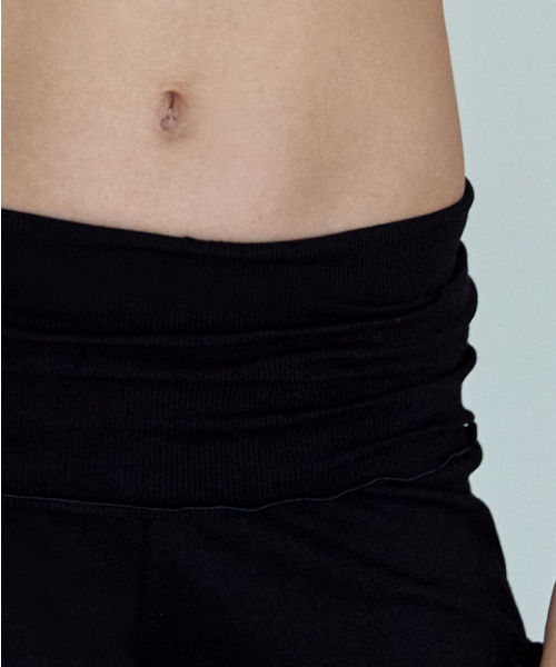 DEVIWEAR（デヴィウェア）の「エリーリップフリルショーツ DEVI-B0104-ブラック（その他パンツ・レディース・ブラック・SMALL/MEDIUM）」の4枚目の写真