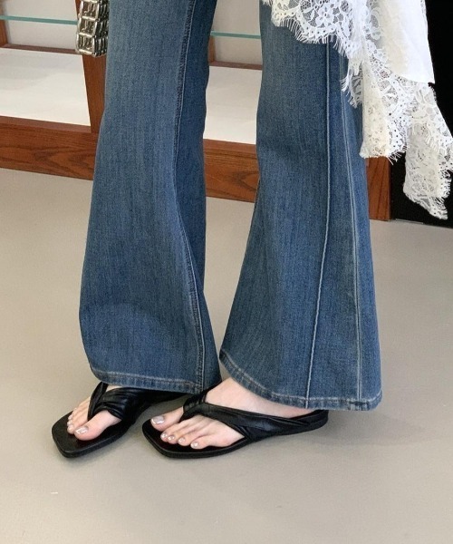 Forcement(フォースメント)の「ラフに履けて、足元はきれい見え。大人のトングサンダル。(サンダル・レディース・ホワイト系/ブラック系/ホワイト/ブラック・24.5cm/23cm/22.5cm/25cm/23.5cm/24cm)」の6枚目の写真