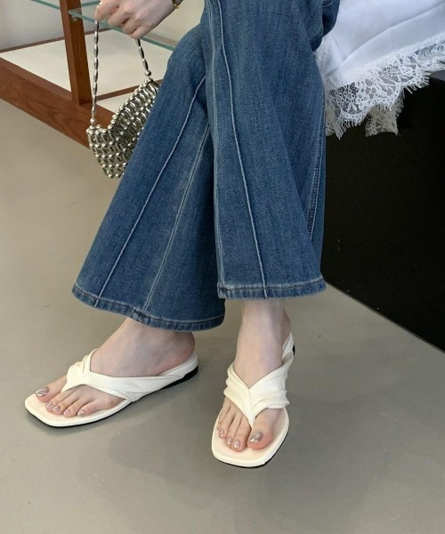 Forcement(フォースメント)の「ラフに履けて、足元はきれい見え。大人のトングサンダル。(サンダル・レディース・ホワイト系/ブラック系/ホワイト/ブラック・24.5cm/23cm/22.5cm/25cm/23.5cm/24cm)」の7枚目の写真