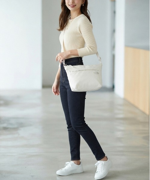 THE NORTH FACE(ザノースフェイス)の「【THE NORTH FACE/ザノースフェイス】SP CROSS BAG M 軽量クロスショルダーバッグ Mサイズ ユニセックス(ショルダーバッグ・レディース・ブラック/サンドベージュ/グレー・ONE SIZE)」の17枚目の写真