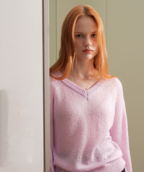 VLETI（ブレッティ）の「Mohair V-neck Basic Knit (Purple_pink)（ニット/セーター・レディース・チェリーピンク・FREE）」の2枚目の写真