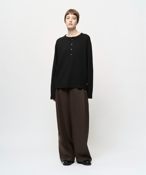 Juha（ユハ）の「SOFT LAYER CROPPED HENLEY（Tシャツ/カットソー・メンズ・グレイッシュベージュ/アイボリー/ブラック・4/3）」の5枚目の写真