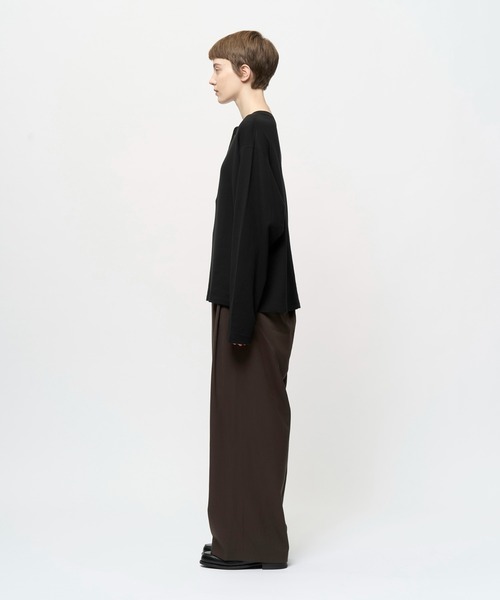 Juha（ユハ）の「SOFT LAYER CROPPED HENLEY（Tシャツ/カットソー・メンズ・グレイッシュベージュ/アイボリー/ブラック・4/3）」の6枚目の写真