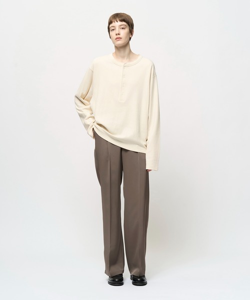 Juha（ユハ）の「SOFT LAYER CROPPED HENLEY（Tシャツ/カットソー・メンズ・グレイッシュベージュ/アイボリー/ブラック・4/3）」の8枚目の写真