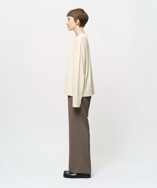 Juha（ユハ）の「SOFT LAYER CROPPED HENLEY（Tシャツ/カットソー・メンズ・グレイッシュベージュ/アイボリー/ブラック・4/3）」の9枚目の写真