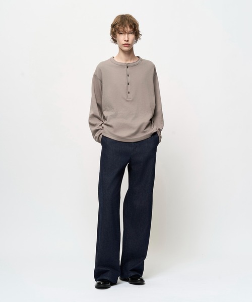 Juha（ユハ）の「SOFT LAYER CROPPED HENLEY（Tシャツ/カットソー・メンズ・グレイッシュベージュ/アイボリー/ブラック・4/3）」の11枚目の写真