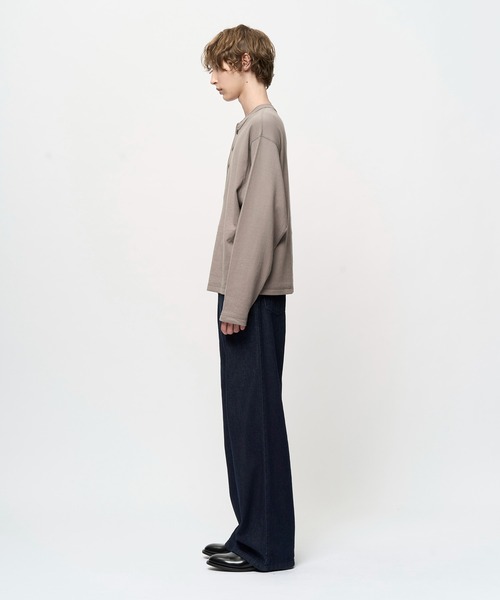 Juha（ユハ）の「SOFT LAYER CROPPED HENLEY（Tシャツ/カットソー・メンズ・グレイッシュベージュ/アイボリー/ブラック・4/3）」の12枚目の写真