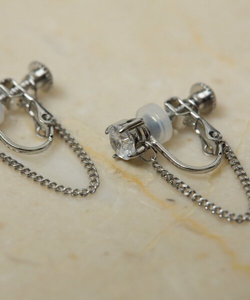 ear PAPILLONNER(イアパピヨネ)の「《WEB&一部店舗限定/ステンレス》クリスタルチェーンイヤリング(イヤリング・レディース・シルバー/ゴールド・FREE)」の4枚目の写真