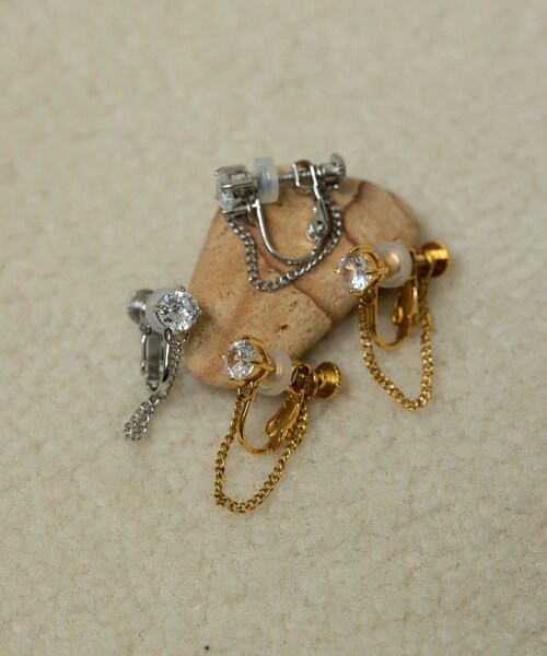 ear PAPILLONNER(イアパピヨネ)の「《WEB&一部店舗限定/ステンレス》クリスタルチェーンイヤリング(イヤリング・レディース・シルバー/ゴールド・FREE)」の8枚目の写真