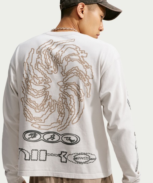 NIKE(ナイキ)の「ナイキ スポーツウェア ロングスリーブ Tシャツ / Nike Sportswear Long-Sleeve T-Shirt IO1399-072 Light Bone(Tシャツ/カットソー・メンズ・オフホワイト・2XL/XL/S/M/L)」の2枚目の写真