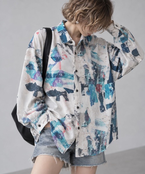 CIAO(チャオ)の「【ciao】ルーズシルエット オーバーサイズ とろみシャツ 柄シャツ(シャツ/ブラウス・レディース・ベージュ系その他/ブラック系その他/ブラック×イエロー/オリーブ/カーキブラウン/ホワイト系その他2/ブラック×ホワイト/ブラウン系その他/ホワイト系その他/ブラック/アッシュグレー/ブラック×ブルー・L/M)」の2枚目の写真