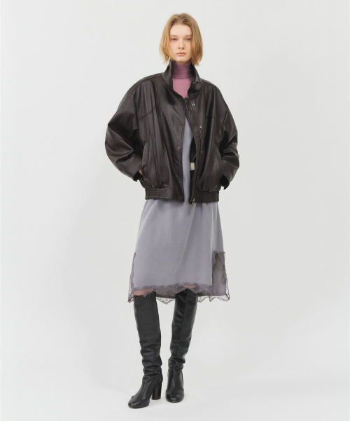 LOOKAST(ルックキャスト)の「レザー ハイネック ジャンパー_ブラウン / LEATHER HIGH NECK JUMPER_BROWN(ライダースジャケット・レディース・ダークブラウン・ONE)」の2枚目の写真