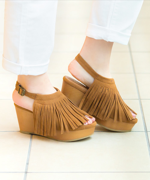 mooimooi(モーイモーイ)の「フリンジ厚底サンダル(サンダル・レディース・グレー/キャメル/ブラック/カーキ・M/S/LL/L/3L)」の1枚目の写真