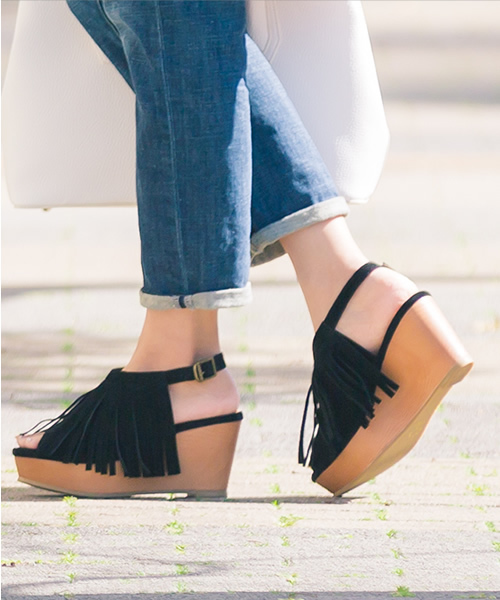 mooimooi(モーイモーイ)の「フリンジ厚底サンダル(サンダル・レディース・グレー/キャメル/ブラック/カーキ・M/S/LL/L/3L)」の2枚目の写真