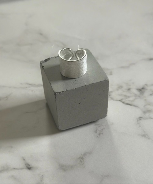 blatto(ブラット)の「【blatto 925silver】925シルバー 変形デザイン リング フリーサイズ(リング・メンズ・A/B/C/D/E/F/G/H/I/J/K/L/M/N/O/P/Q/R/S/T/U/V/W/X/Y/Z/その他1/その他2/その他3/その他4/その他5/その他16/その他17/その他18/その他19/その他20/その他21/その他22/その他23/その他24/その他25/その他26/その他27/その他28/その他29/その他30/その他31/その他32/その他33/シルバー系その他2/シルバー系その他3/シルバー系その他4/シルバー系その他5/シルバー系その他6/シルバー系その他7/シルバー系その他/その他6/その他7/その他8/その他9/その他10/その他11/その他12/その他13/その他14/その他15/その他/グレー系その他/Silver/その他34/その他35/グレー系その他4/グレー系その他3/ホワイト系その他2/グレー系その他5/グリーン系その他3/ブルー系その他3/ブルー系その他4/グリーン系その他2/グレー系その他2/ブルー系その他2/ゴールド系その他2/ゴールド系その他3/ゴールド系その他4/ゴールド系その他/グリーン系その他/ブルー系その他/ホワイト系その他/ブルー系その他5/ピンク/グリーン×ピンク/グリーン系その他4/ブラック×ホワイト/パープル/ブルー系その他6/ホワイト系その他3/ミックスグレー/シルバーグレー/クリア/ライトグレー/レッド系その他/グレー系その他6/グレー系その他7/ゴールド系その他5/ゴールド系その他6/ライトアッシュグレー/LT.GRY/シルバー×ゴールド/ホワイト系その他4/ホワイト系/DK.Gray/杢グレー/チャコールグレー/レッド系その他3/グレー系8/グレー系5/グレー系6/グレー系4/グレー系3/グレー系/グレー系1/グリーン系1/グレー系2/グレー系7/ゴールド系3/ゴールド系/ゴールド系2/ゴールド系4/ゴールド系1/ゴールド系5/シルバー/シルバー系/シルバー系1・FREE)」の2枚目の写真