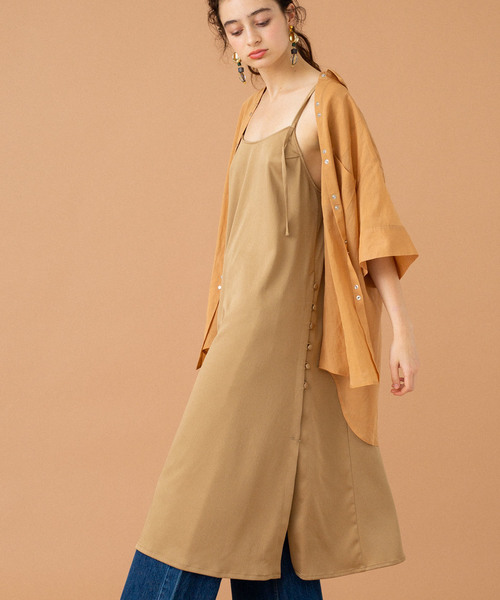 UNITED TOKYO(ユナイテッドトウキョウ)の「サテンスリットキャミワンピース(ワンピース・レディース・ダークブラウン/ブラック/オレンジ・1)」の1枚目の写真