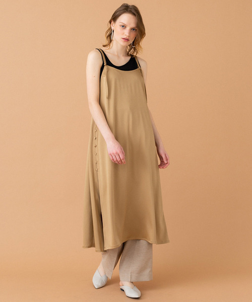 UNITED TOKYO(ユナイテッドトウキョウ)の「サテンスリットキャミワンピース(ワンピース・レディース・ダークブラウン/ブラック/オレンジ・1)」の4枚目の写真