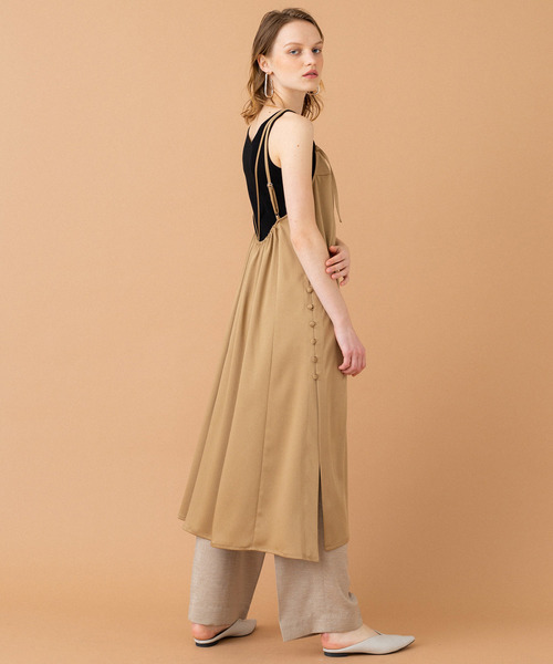 UNITED TOKYO(ユナイテッドトウキョウ)の「サテンスリットキャミワンピース(ワンピース・レディース・ダークブラウン/ブラック/オレンジ・1)」の5枚目の写真