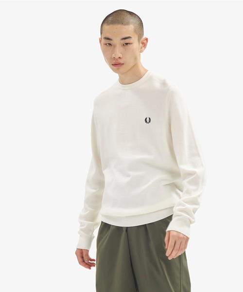 FRED PERRY（フレッドペリー）の「Classic Crew Neck Sweater／クラシッククルーネックニット（ニット/セーター・メンズ・ブラック/ベージュ/ネイビー/グレー/バーガンディー/モカ/ブルー/カーキ/ブラック系その他/ブルー系その他/グリーン/オフホワイト/グレー系その他2/ホワイト/ブラック系その他3/ベージュ系その他/ブルー系その他3/ブラック系その他2/グレー系その他/ブルー系その他2/キャメル/グレー系その他3/レディッシュグレー/ブラック系その他4/ホワイト系その他/グレイッシュブルー/グレー系その他4/グリーン系その他/ホワイト系その他2/ネイビー系/ブラック系その他5/グリーン系その他2/ブラウン/グレー系その他5/ネイビー系1/ブラウン系その他/ベージュ系その他2/ダークブラウン/パープル・S/M/L/XS/XL）」の3枚目の写真
