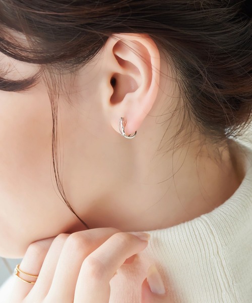 Phoebe（フィービィー）の「【シリーズ累計販売　10,000点突破！】【金属アレルギー対応】【痛くないシリーズ】クロスフープクリスタルループフィットイヤリング（イヤリング・レディース・シルバー/ゴールド/ピンクゴールド・FREE）」の9枚目の写真