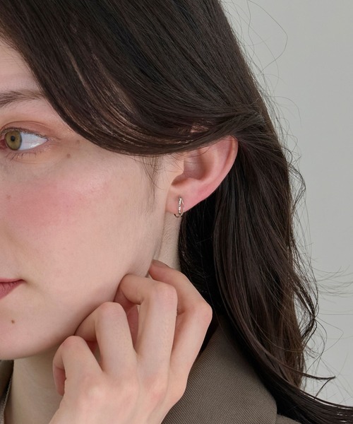 Phoebe（フィービィー）の「【シリーズ累計販売　10,000点突破！】【金属アレルギー対応】【痛くないシリーズ】クロスフープクリスタルループフィットイヤリング（イヤリング・レディース・シルバー/ゴールド/ピンクゴールド・FREE）」の6枚目の写真