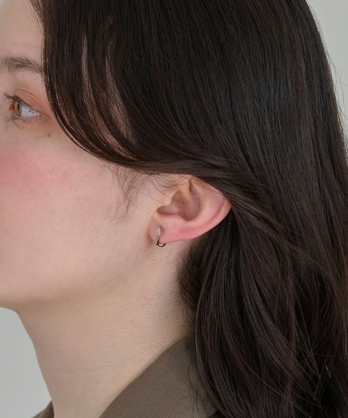 Phoebe（フィービィー）の「【シリーズ累計販売　10,000点突破！】【金属アレルギー対応】【痛くないシリーズ】クロスフープクリスタルループフィットイヤリング（イヤリング・レディース・シルバー/ゴールド/ピンクゴールド・FREE）」の5枚目の写真