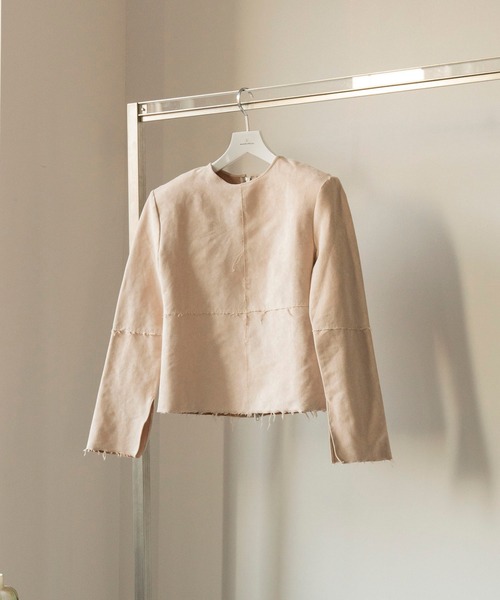 MAISON SPECIAL(メゾンスペシャル)の「ショルダーパッド付きストレッチスウェードトップス【MAISON SPECIAL/メゾンスペシャル】(Tシャツ/カットソー・レディース・ブラック/ブルー/アイボリー・FREE)」の2枚目の写真
