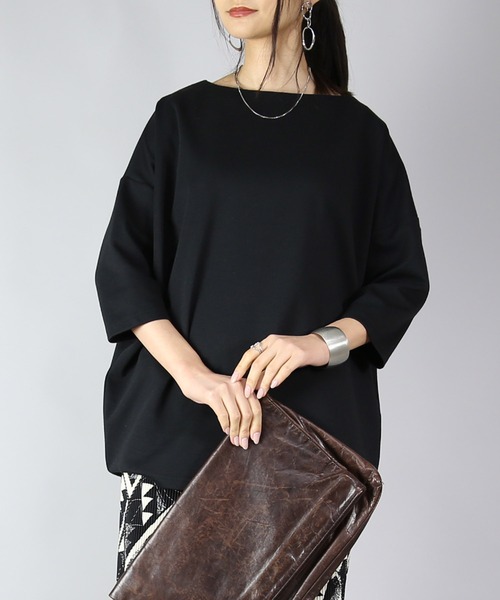 and it_(アンドイット)の「ボートネックコクーンプルオーバー(Tシャツ/カットソー・レディース・ベージュ/チャコールグレー/ライトブラウン/ブラック/オフホワイト/カーキ/ホワイト系1/ホワイト系2/ブラック系1/ブラック系2・M-L)」の5枚目の写真