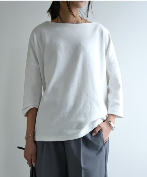 and it_(アンドイット)の「ボートネックコクーンプルオーバー(Tシャツ/カットソー・レディース・ベージュ/チャコールグレー/ライトブラウン/ブラック/オフホワイト/カーキ/ホワイト系1/ホワイト系2/ブラック系1/ブラック系2・M-L)」の2枚目の写真