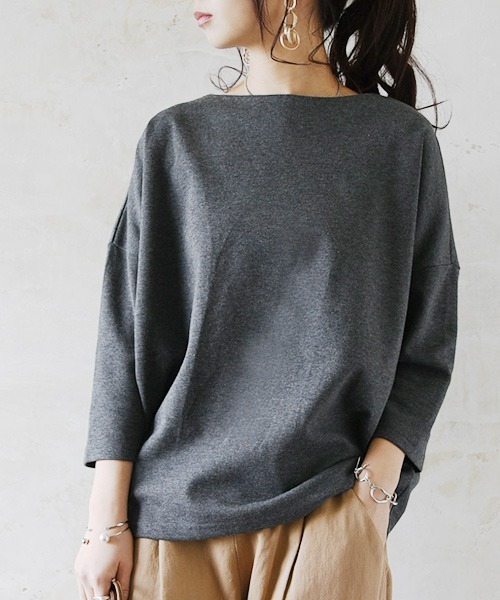 and it_(アンドイット)の「ボートネックコクーンプルオーバー(Tシャツ/カットソー・レディース・ベージュ/チャコールグレー/ライトブラウン/ブラック/オフホワイト/カーキ/ホワイト系1/ホワイト系2/ブラック系1/ブラック系2・M-L)」の7枚目の写真