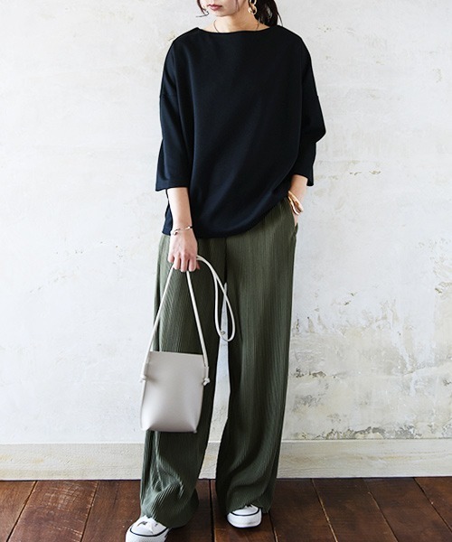 and it_(アンドイット)の「ボートネックコクーンプルオーバー(Tシャツ/カットソー・レディース・ベージュ/チャコールグレー/ライトブラウン/ブラック/オフホワイト/カーキ/ホワイト系1/ホワイト系2/ブラック系1/ブラック系2・M-L)」の13枚目の写真